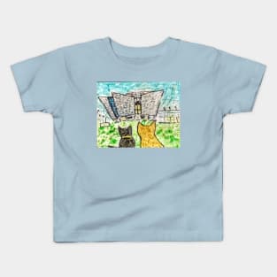 Fluffy and Bruce visit Tiitanic buildings Kids T-Shirt